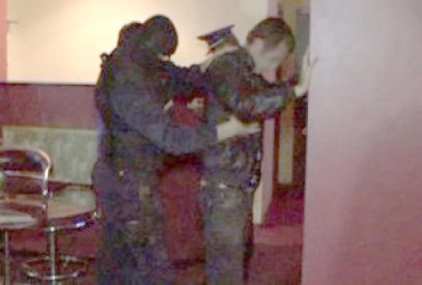 Filaţi de poliţiştii din Capitală şi prinşi cu focuri de armă: trei indivizi dădeau lovitura în restaurante şi cluburi de fiţe